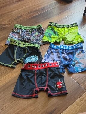 Jurassic World Boys' Green & Black Boxer Briefs - Dino Print Waistband